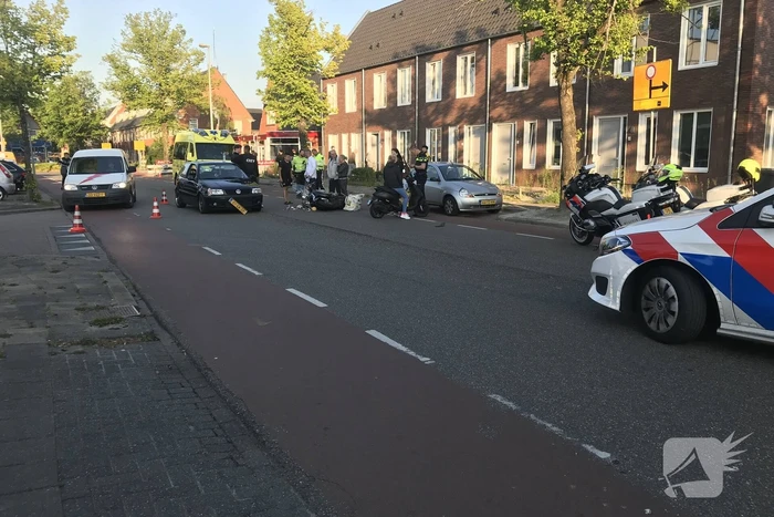 Scooterbestuurder gewond bij aanrijding met personenauto