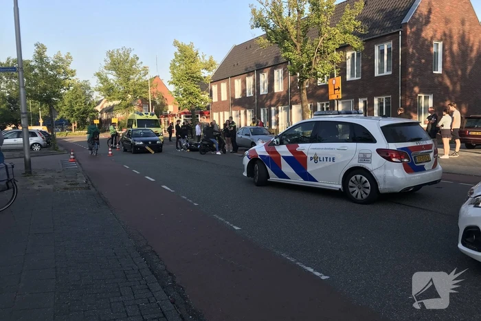 Scooterbestuurder gewond bij aanrijding met personenauto