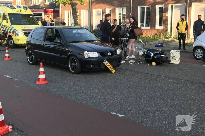 Scooterbestuurder gewond bij aanrijding met personenauto