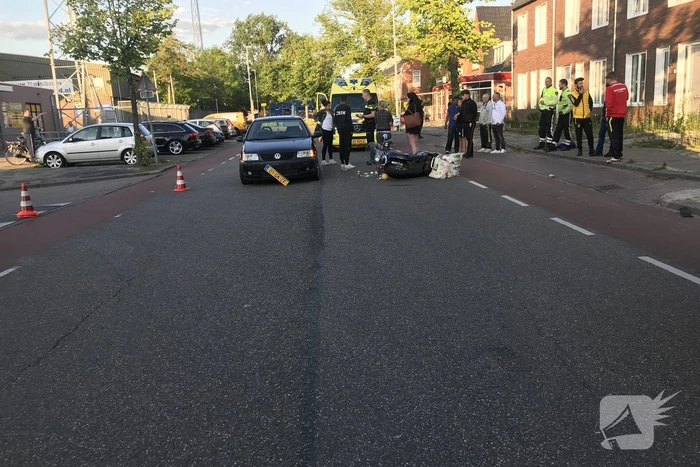 Scooterbestuurder gewond bij aanrijding met personenauto