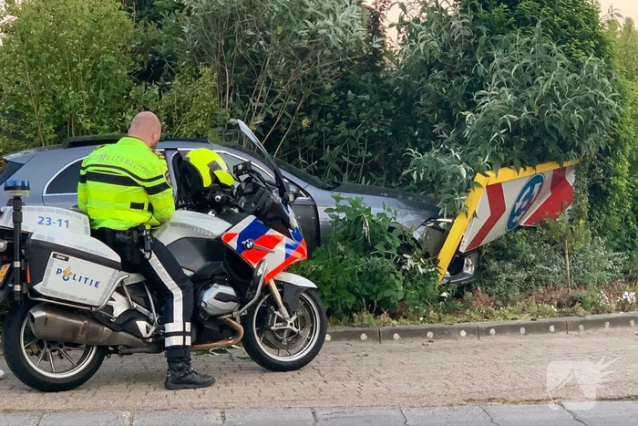 Mercedes rijdt rechtdoor rotonde op na uitwijkmanoeuvre