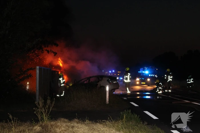 Auto's vliegen in brand na frontale aanrijding