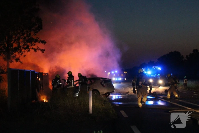 Auto's vliegen in brand na frontale aanrijding
