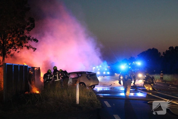 Auto's vliegen in brand na frontale aanrijding