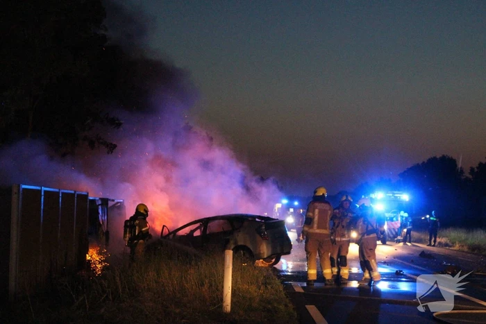 Auto's vliegen in brand na frontale aanrijding