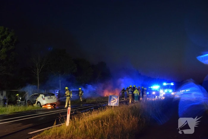 Auto's vliegen in brand na frontale aanrijding