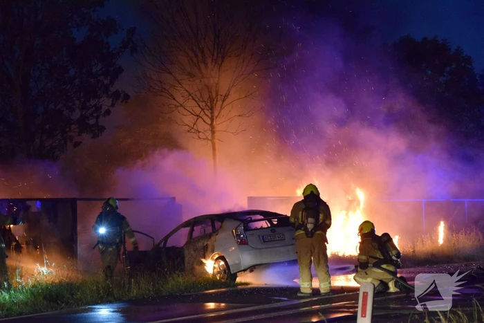 Auto's vliegen in brand na frontale aanrijding