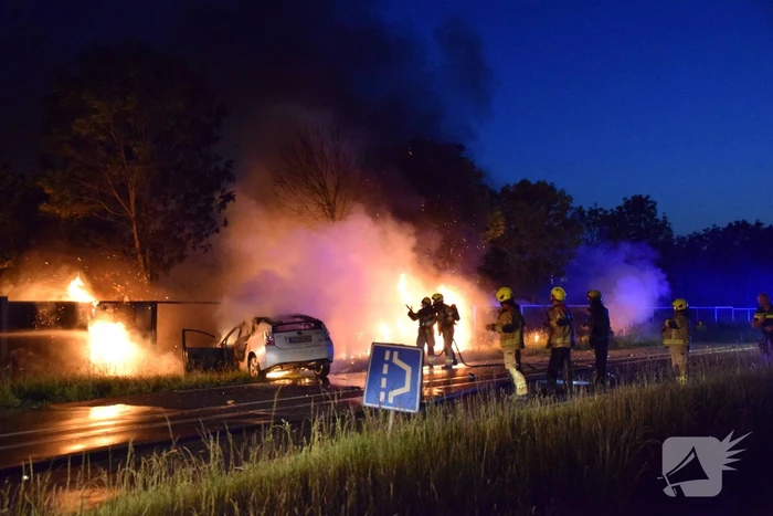 Auto's vliegen in brand na frontale aanrijding