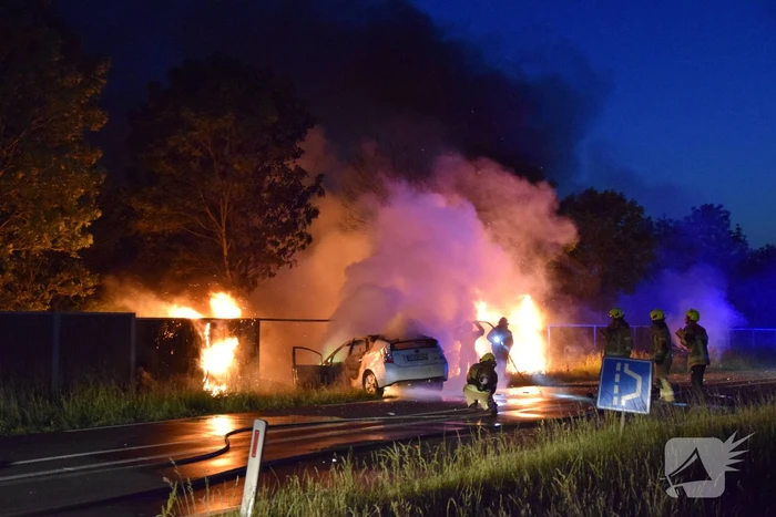 Auto's vliegen in brand na frontale aanrijding