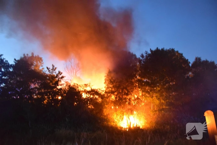 Auto's vliegen in brand na frontale aanrijding