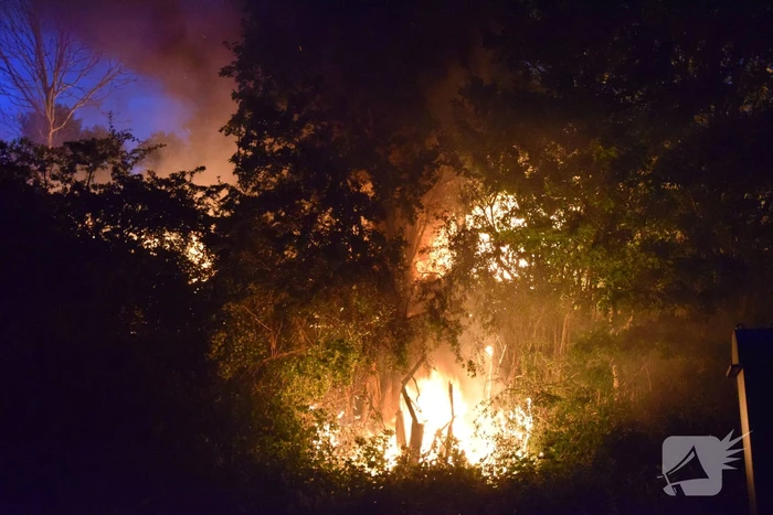 Auto's vliegen in brand na frontale aanrijding