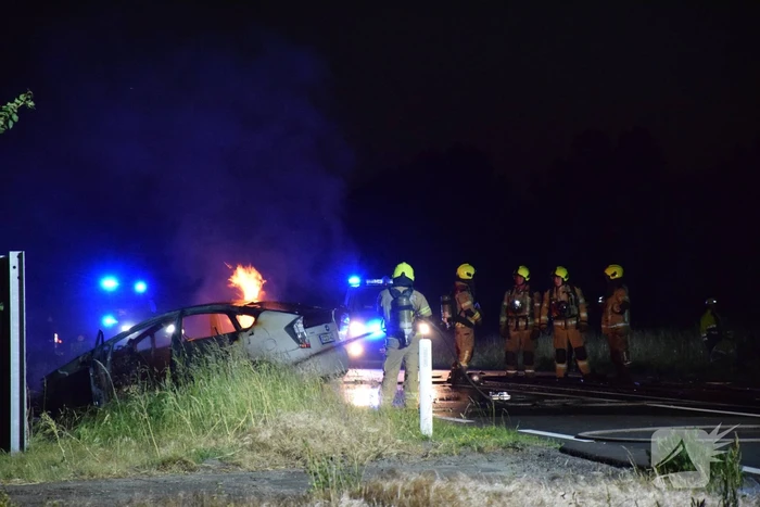Auto's vliegen in brand na frontale aanrijding