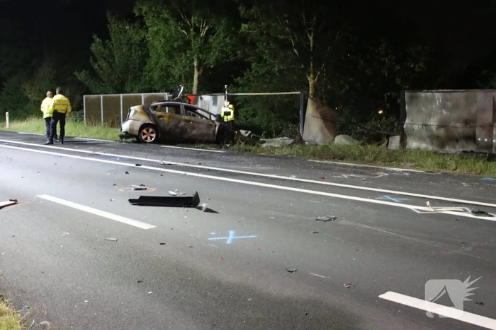 Auto's vliegen in brand na frontale aanrijding
