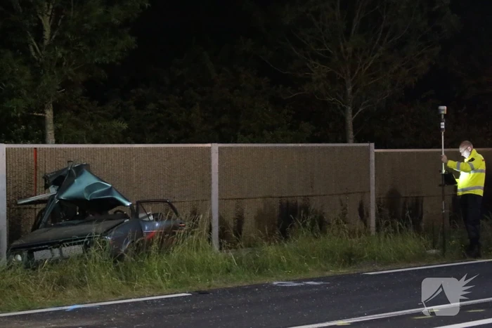 Auto's vliegen in brand na frontale aanrijding