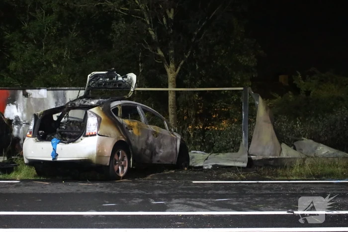 Auto's vliegen in brand na frontale aanrijding