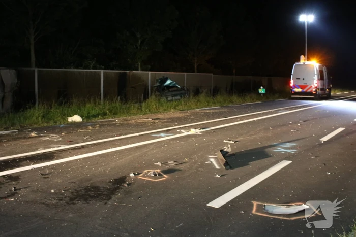 Auto's vliegen in brand na frontale aanrijding