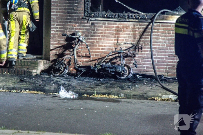 Veel schade aan woning door brandende scooter
