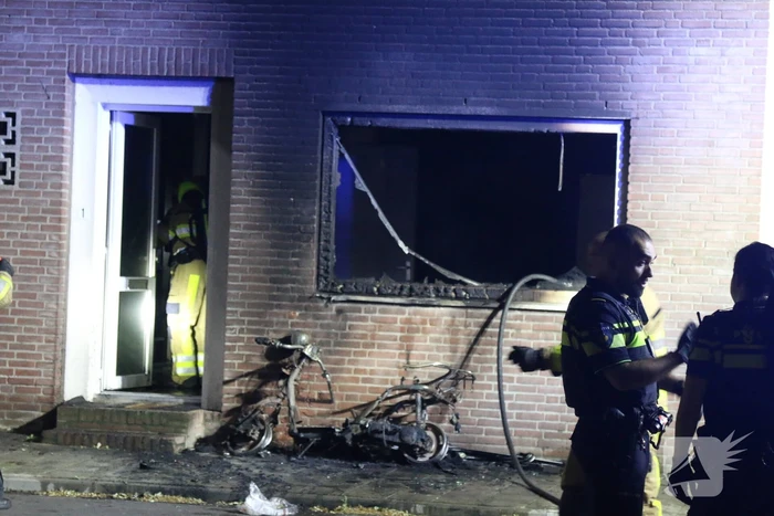 Veel schade aan woning door brandende scooter