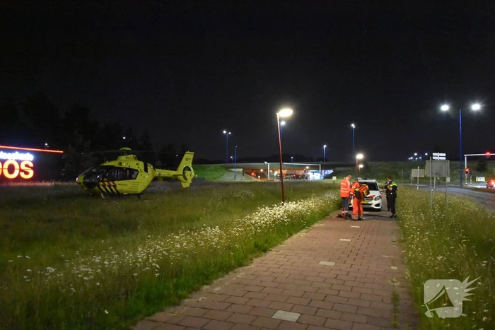 Persoon valt van twee hoog naar beneden en raakt gewond