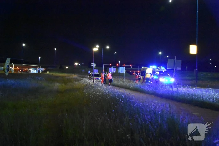 Persoon valt van twee hoog naar beneden en raakt gewond