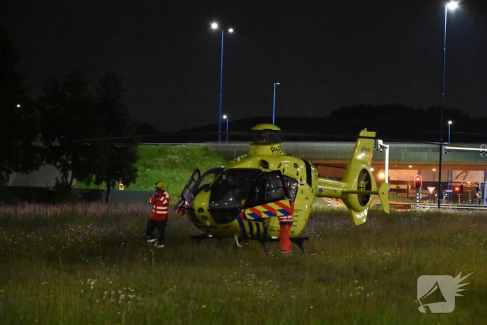 Persoon valt van twee hoog naar beneden en raakt gewond