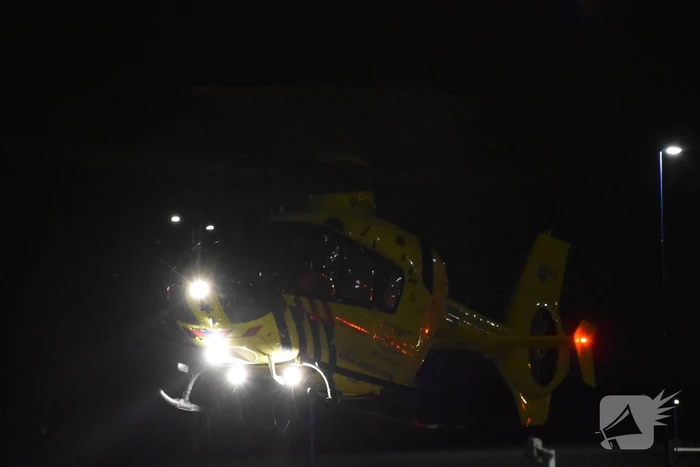 Persoon valt van twee hoog naar beneden en raakt gewond