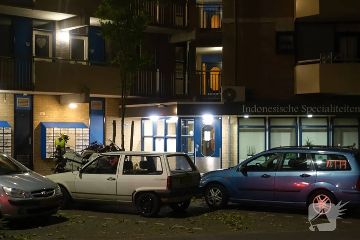 Persoon valt van twee hoog naar beneden en raakt gewond