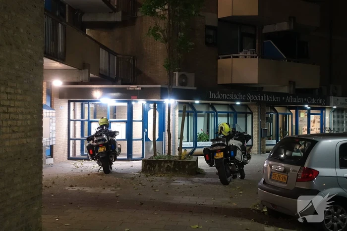 Persoon valt van twee hoog naar beneden en raakt gewond