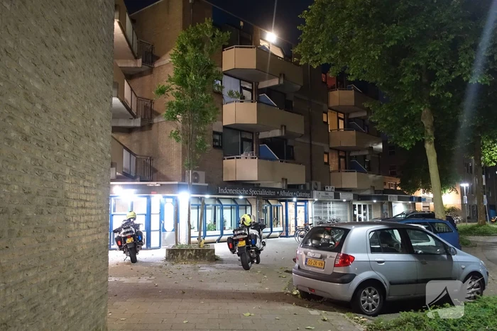 Persoon valt van twee hoog naar beneden en raakt gewond