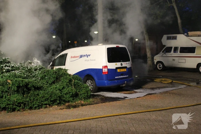 Bedrijfsbus brandt uit, vermoedelijk brandstichting