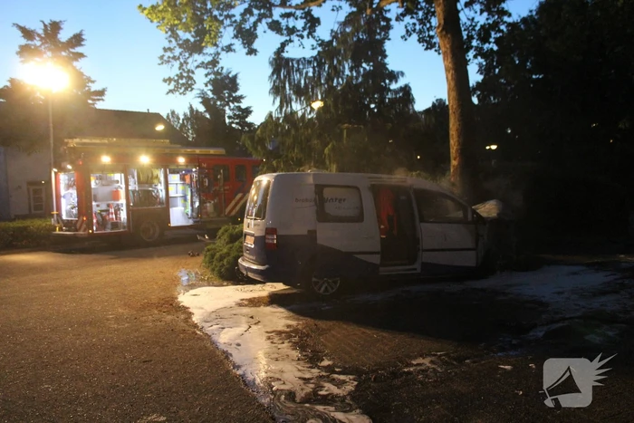 Bedrijfsbus brandt uit, vermoedelijk brandstichting