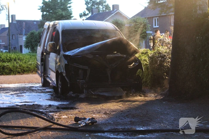 Bedrijfsbus brandt uit, vermoedelijk brandstichting
