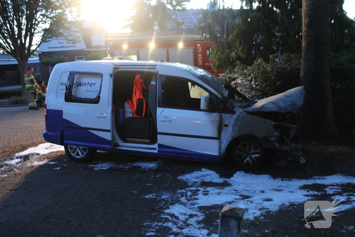 Bedrijfsbus brandt uit, vermoedelijk brandstichting