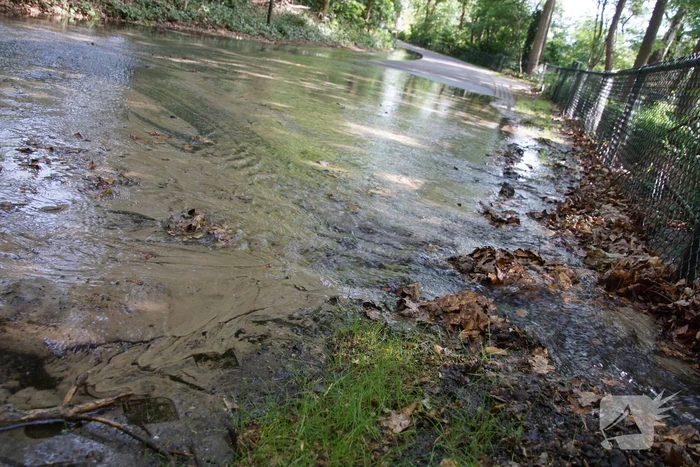 Straat blank door gesprongen waterleiding
