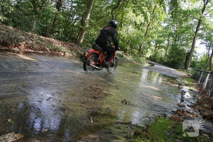 Straat blank door gesprongen waterleiding