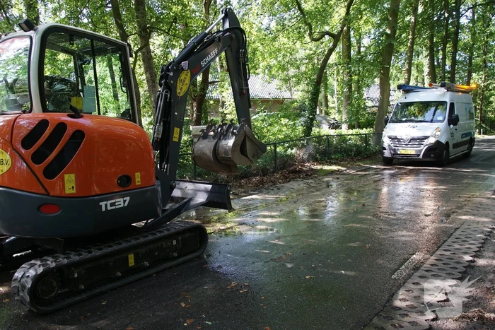 Straat blank door gesprongen waterleiding