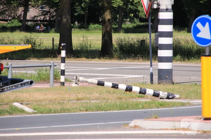Automobilist rijdt verkeerslicht omver