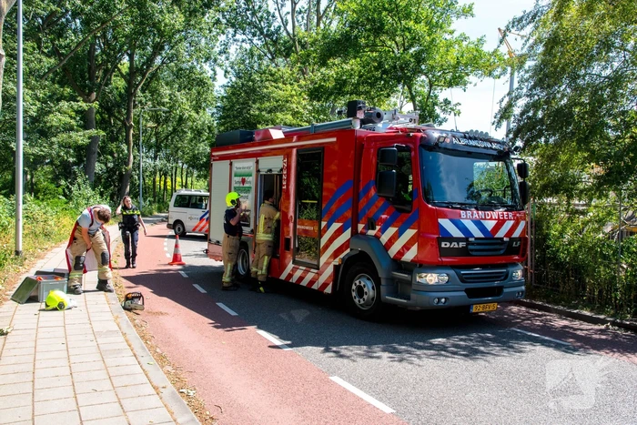 Brandweer verwijderd scheef hangende boom