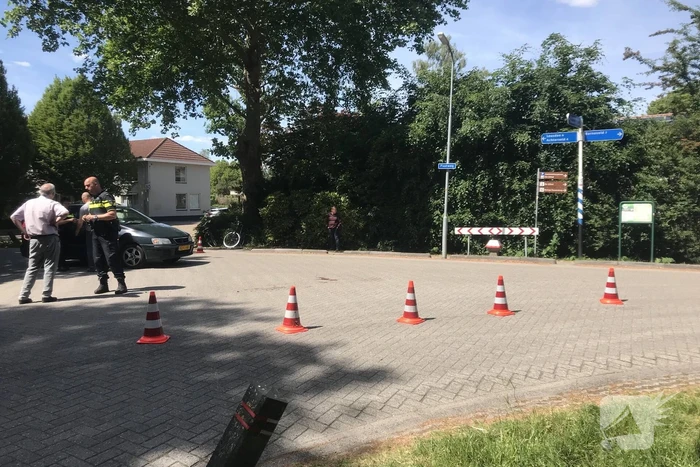 Afslaande automobilist ziet fietser over het hoofd
