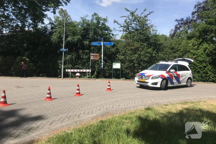 Afslaande automobilist ziet fietser over het hoofd