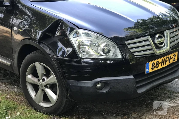 Afslaande automobilist ziet fietser over het hoofd
