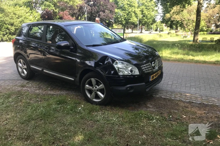 Afslaande automobilist ziet fietser over het hoofd