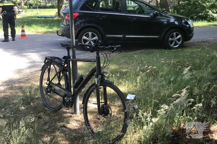 Afslaande automobilist ziet fietser over het hoofd