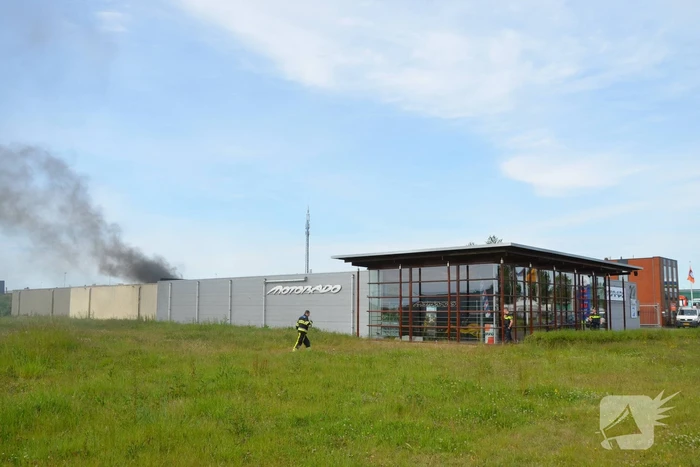 Flinke rookontwikkeling bij brand in loods