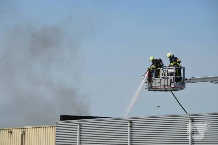 Flinke rookontwikkeling bij brand in loods