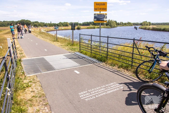 Jeugdwerkers en handhavers controleren langs de Eem