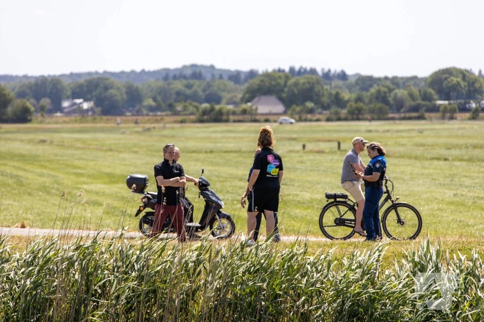 Jeugdwerkers en handhavers controleren langs de Eem