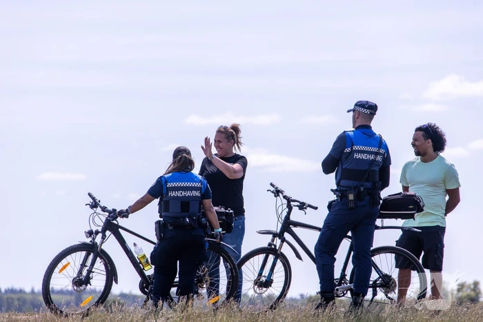 Jeugdwerkers en handhavers controleren langs de Eem