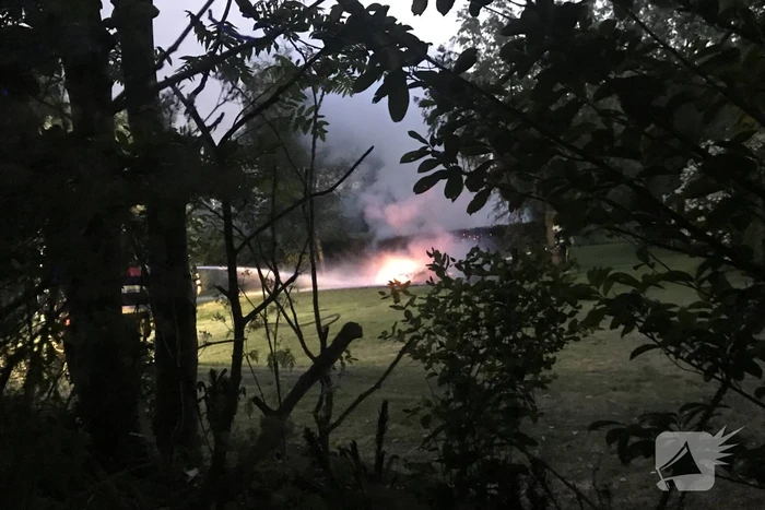 Caravan gaat in vlammen op