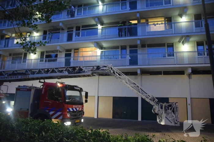 Brand in flatwoning snel onder controle